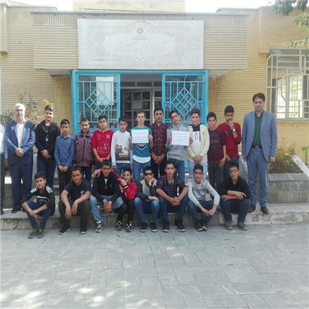 بازدیددانش آموزان ازکتابخانه به همراه معلمان